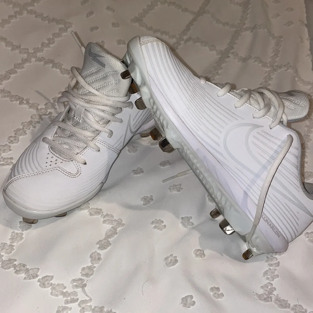 Nike Metal Cleats - Picture 3 of 11